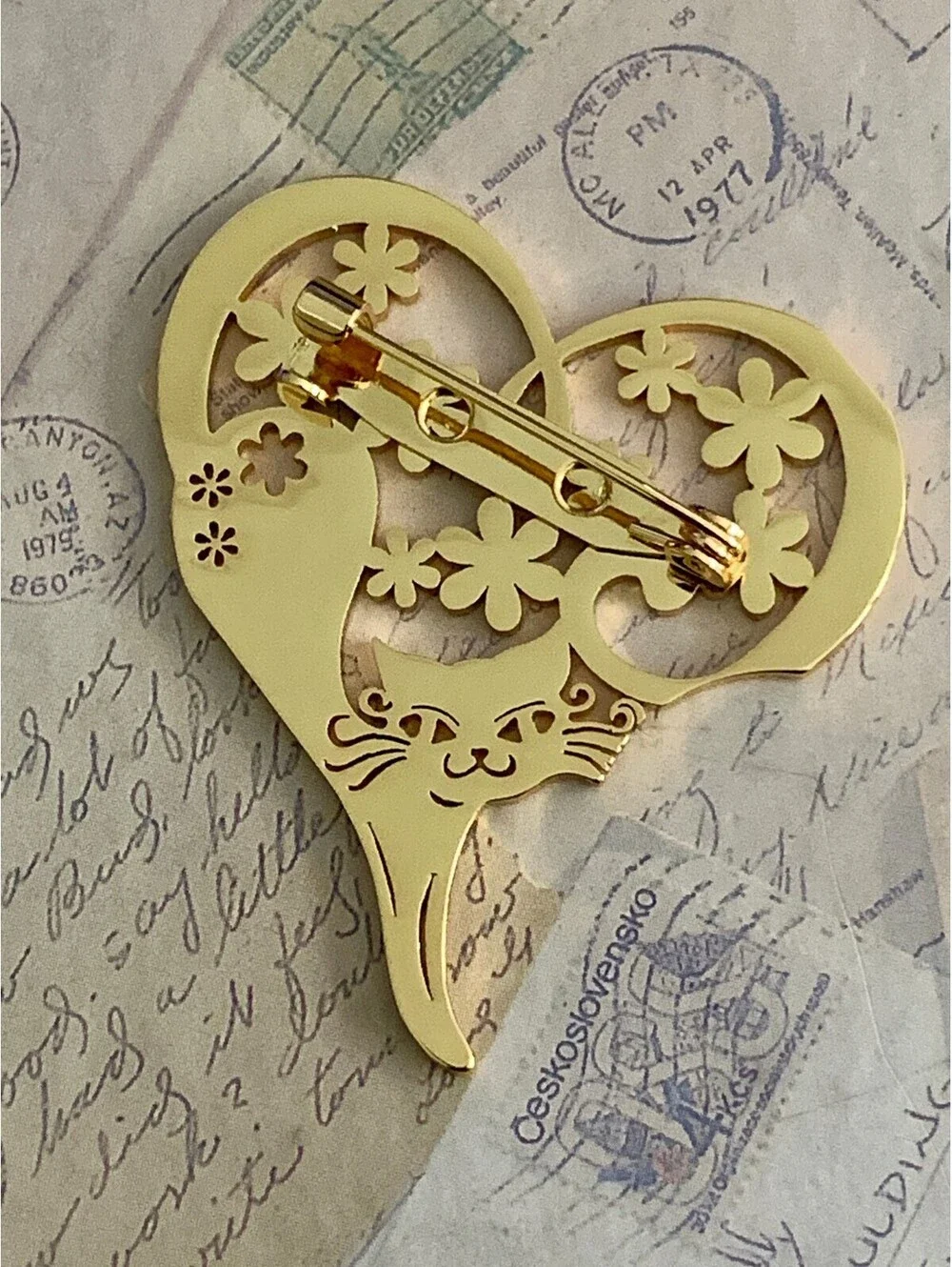 Charming Gold Tone Cat & Flower Heart Pin Brooch - Cute Floral Accessory